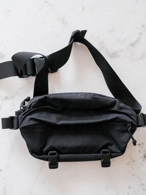 Moment Fanny sling 2L Black